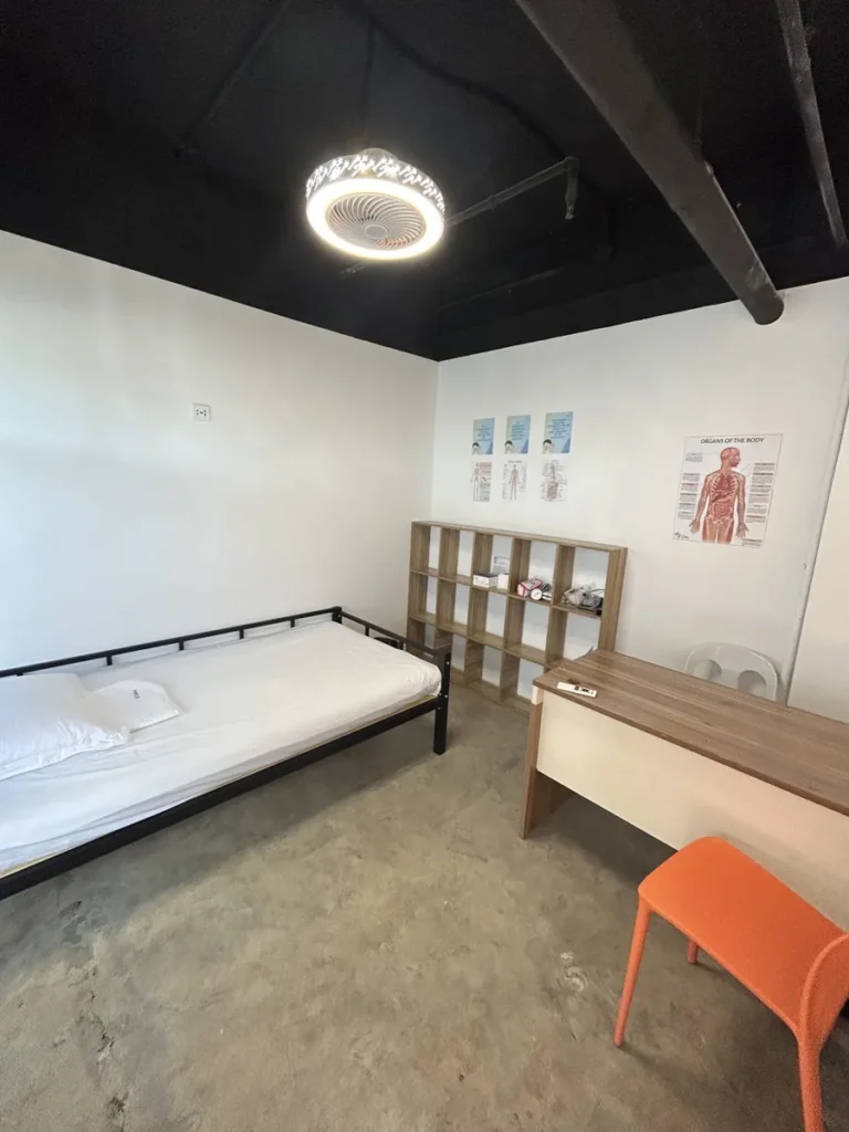 필리핀 세부 B CEBU어학원 의무실 침대와 인체 해부도 진료실