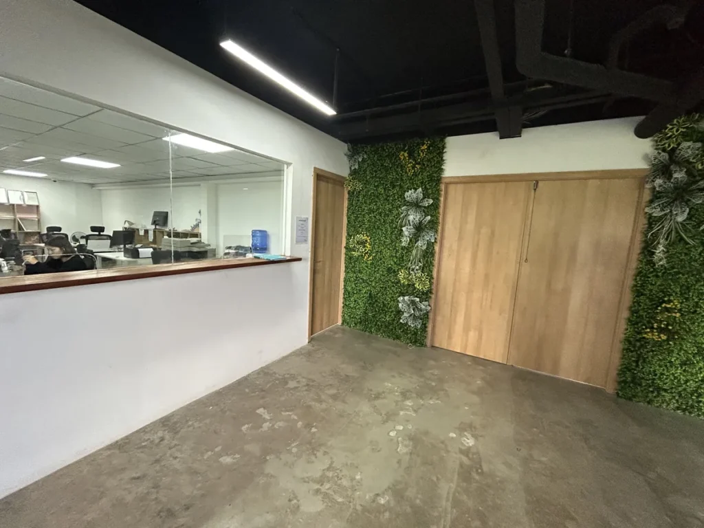 필리핀 세부 B CEBU어학원 오피스 유리창 리셉션과 그린월