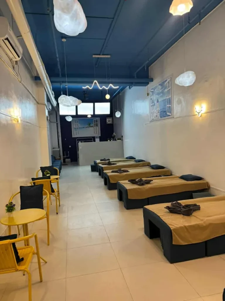 필리핀 세부 B CEBU어학원 마사지샵 침대와 구름 조명 마사지룸