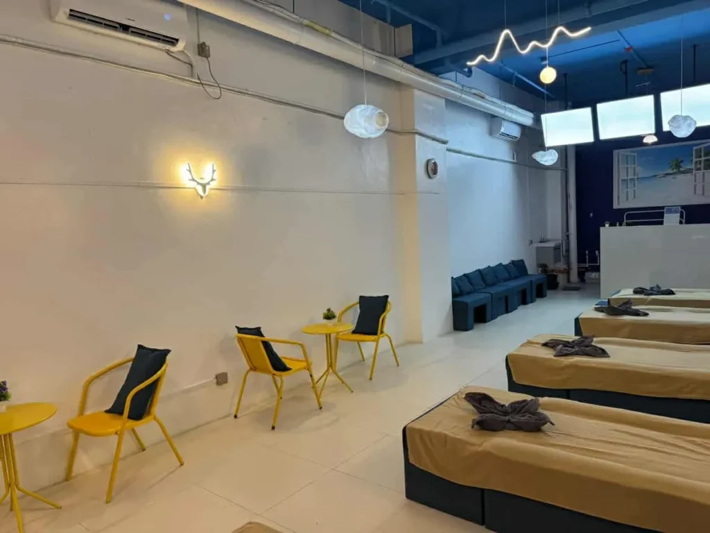 필리핀 세부 B CEBU어학원 마사지샵 노란 의자와 마사지 베드