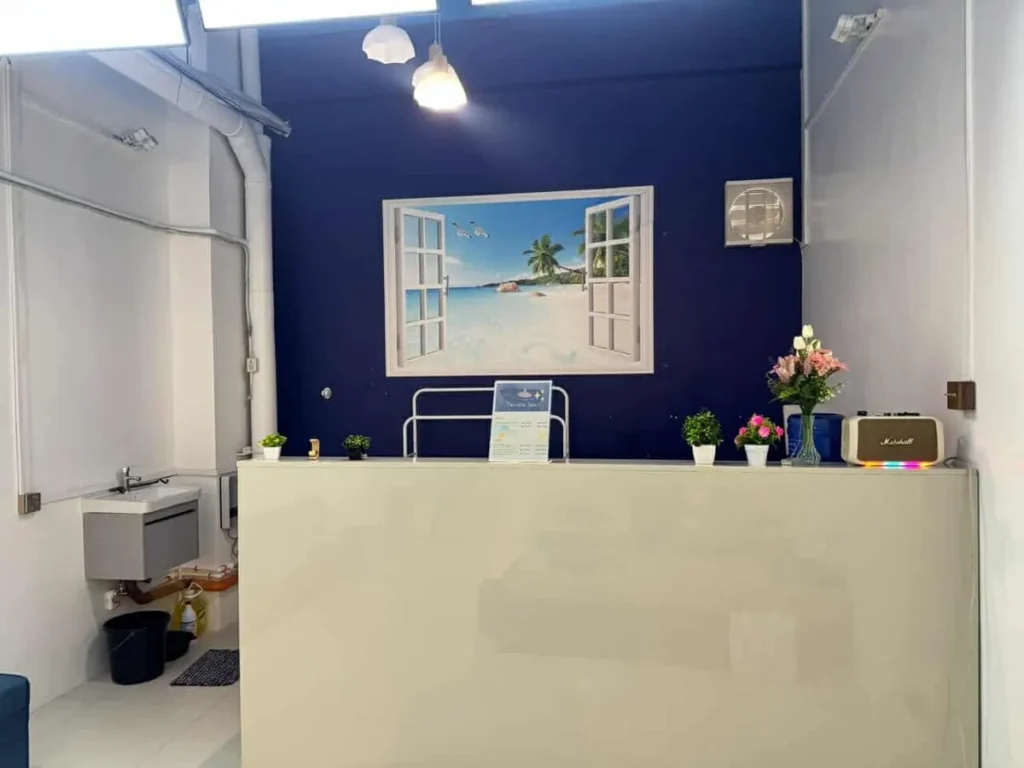 필리핀 세부 B CEBU어학원 마사지샵 남색 벽 리셉션 데스크