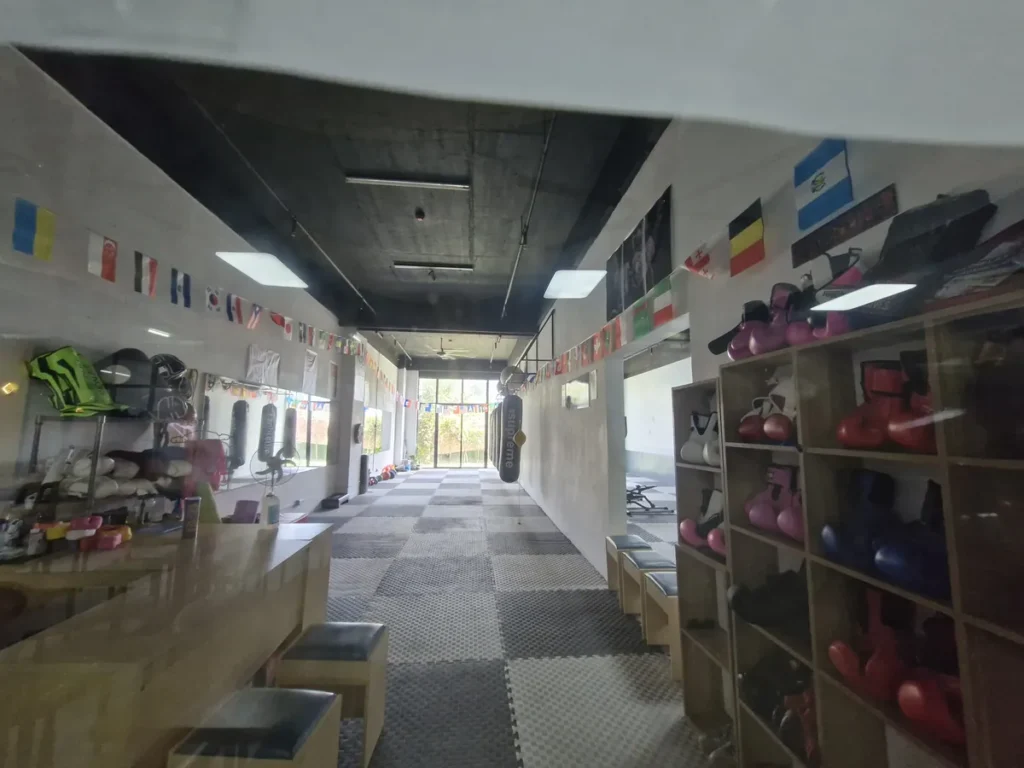 필리핀 세부 B CEBU어학원 헬스장 국기 장식과 샌드백 복싱장