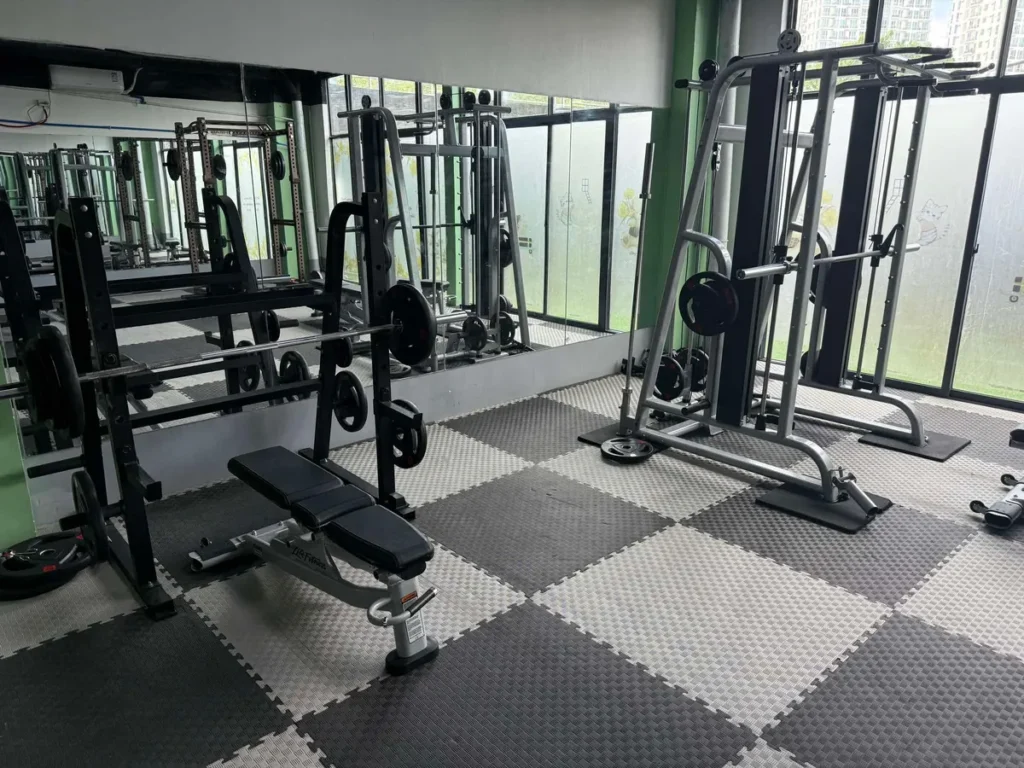 필리핀 세부 B CEBU어학원 헬스장 웨이트머신과 벤치 기구