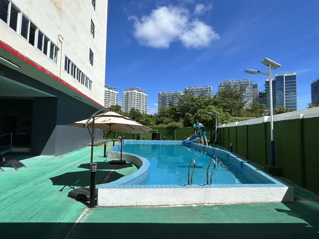 필리핀 세부 B CEBU어학원 수영장 파라솔과 도심 빌딩 배경