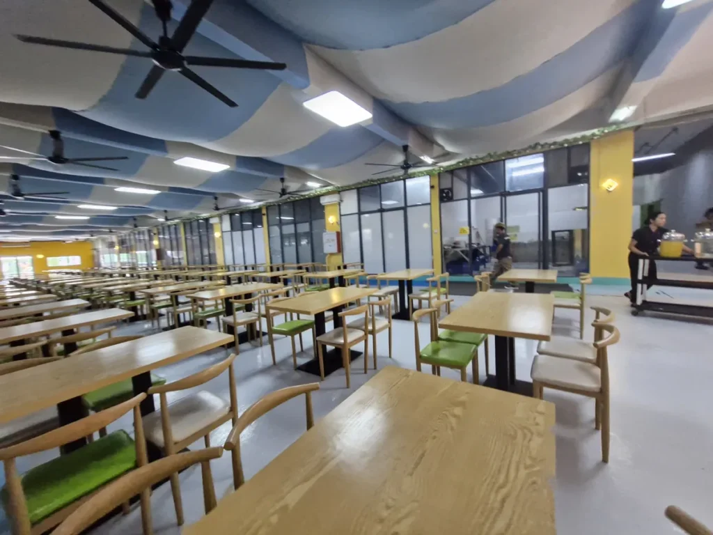 필리핀 세부 B CEBU어학원 식당 원목 식탁과 초록 의자