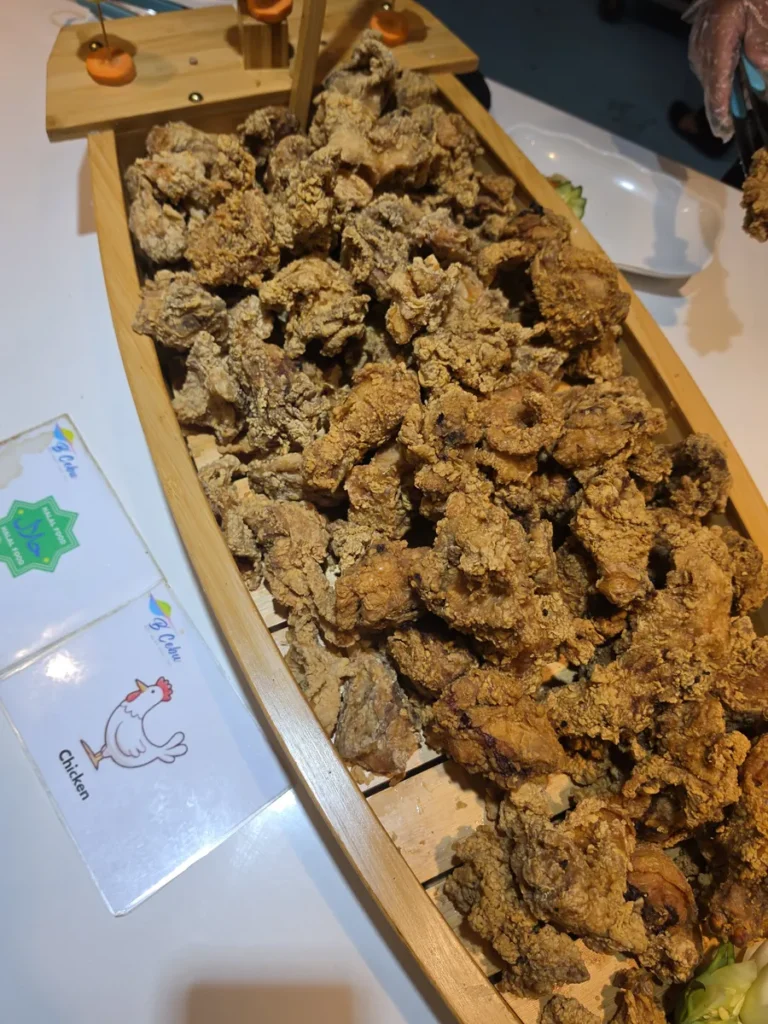 필리핀 세부 B CEBU어학원 식사 배 모양 그릇의 후라이드치킨