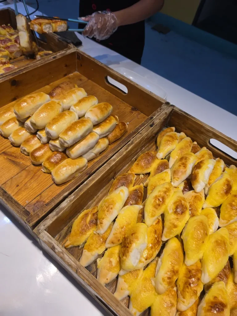 필리핀 세부 B CEBU어학원 식사 나무 상자에 담긴 구운 빵