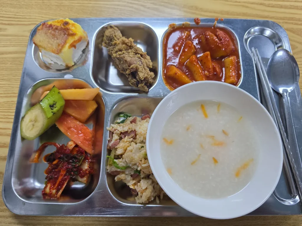 필리핀 세부 B CEBU어학원 식사 식판에 담긴 한식 한 상