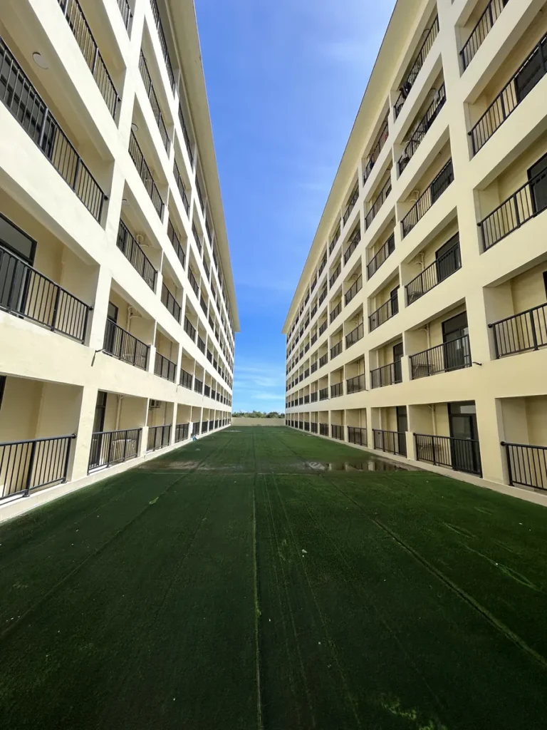 필리핀 세부 B CEBU어학원 외관 잔디 사이 마주 선 건물