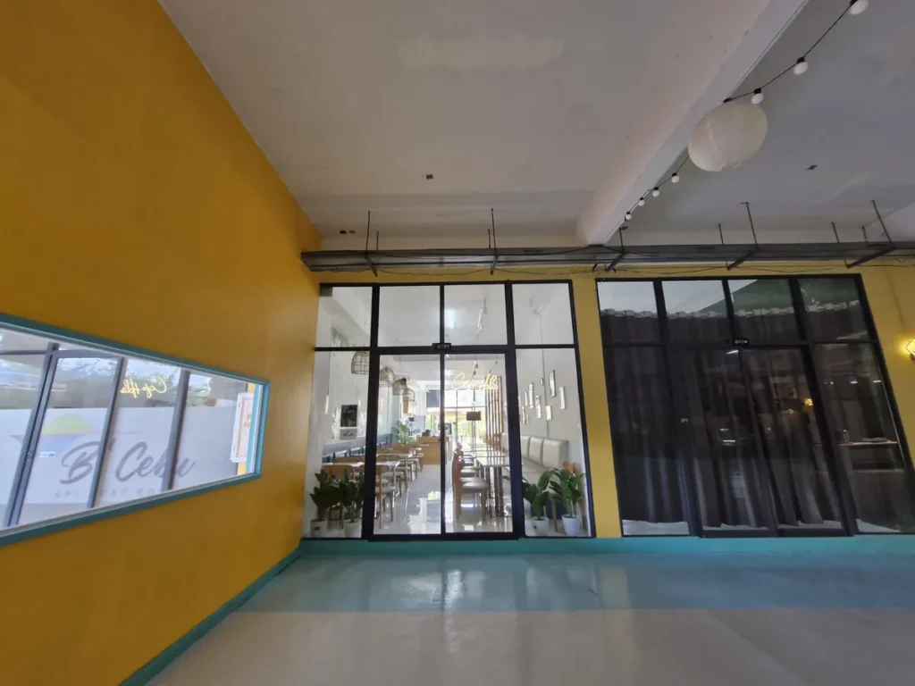 필리핀 세부 B CEBU어학원 입구로비 노란 벽과 유리문