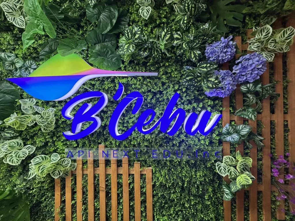 필리핀 세부 B CEBU어학원 입구로비 식물벽 로고 사인