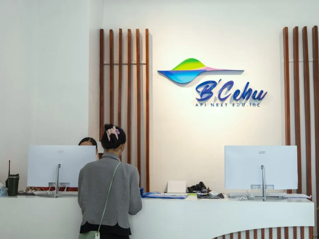 필리핀 세부 B CEBU어학원 입구로비 상담 카운터와 로고