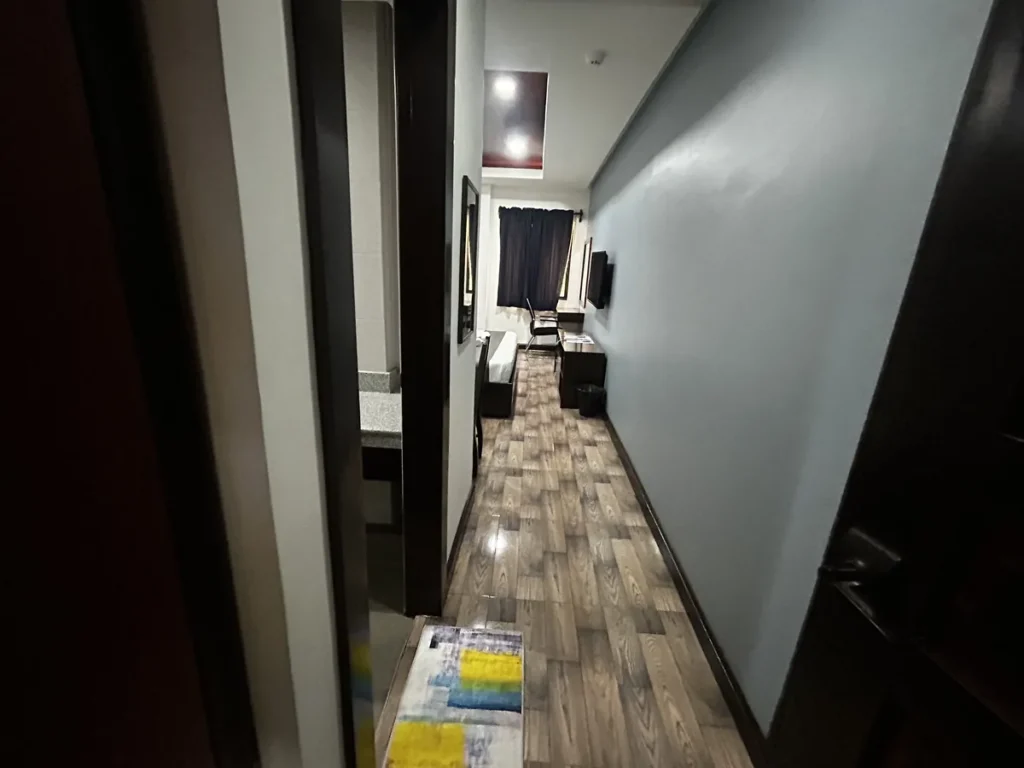 필리핀 세부 BESTA어학원 기숙사 2인실 입구 복도에서 본 내부