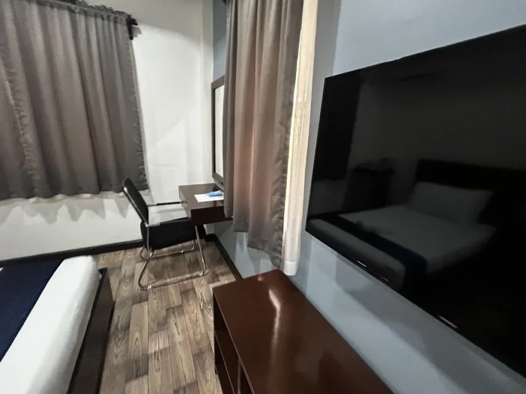 필리핀 세부 BESTA어학원 기숙사 3인실 창가 책상과 의자