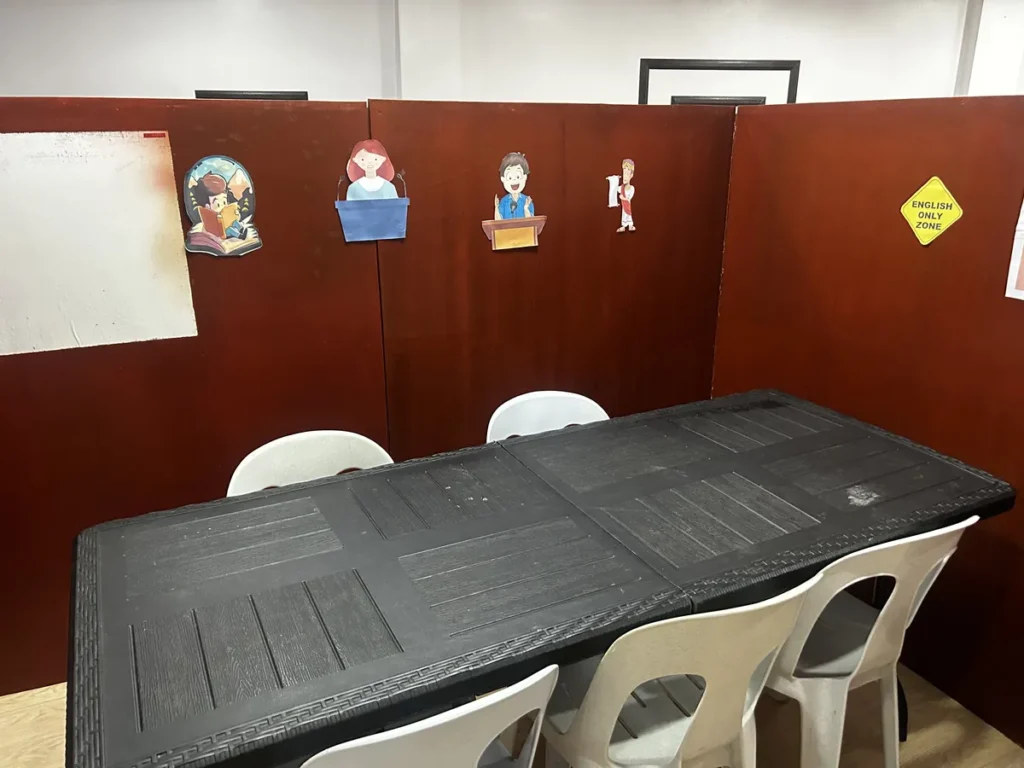 필리핀 세부 BESTA어학원 그룹 수업실 테이블과 잉글리시존 게시물