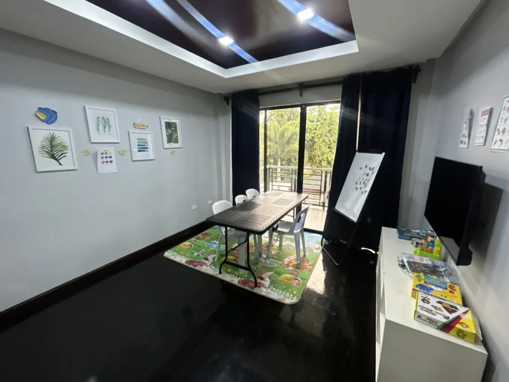필리핀 세부 BESTA어학원 키즈방 놀이매트와 학습 테이블