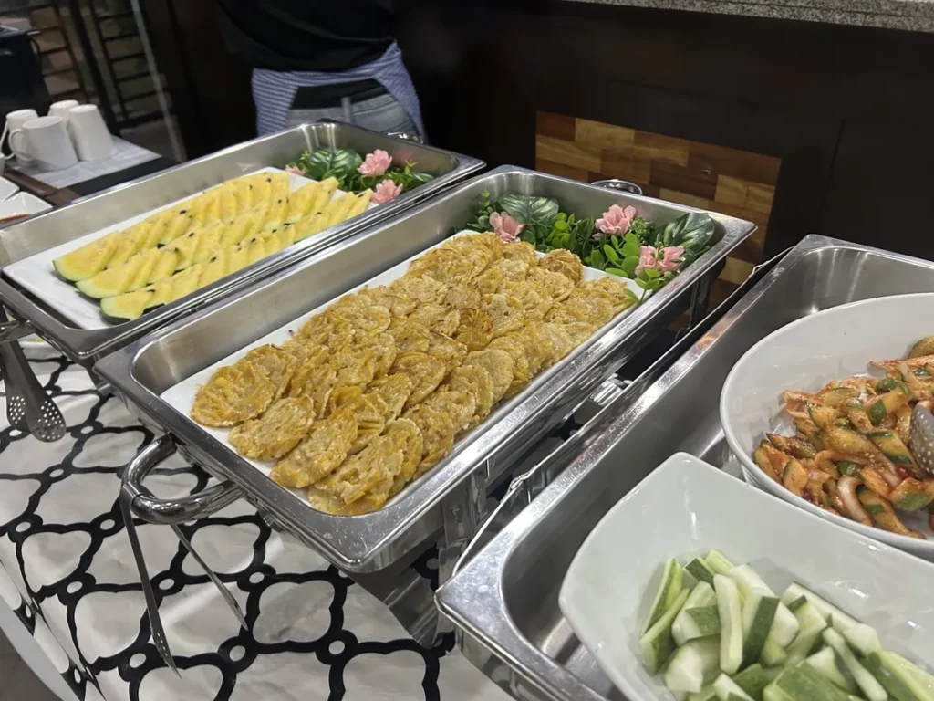 필리핀 세부 BESTA어학원 뷔페 전과 수박 반찬 트레이