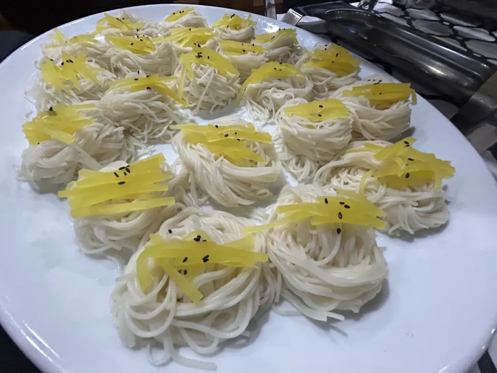 필리핀 세부 BESTA어학원 식사 접시에 담은 소면 요리