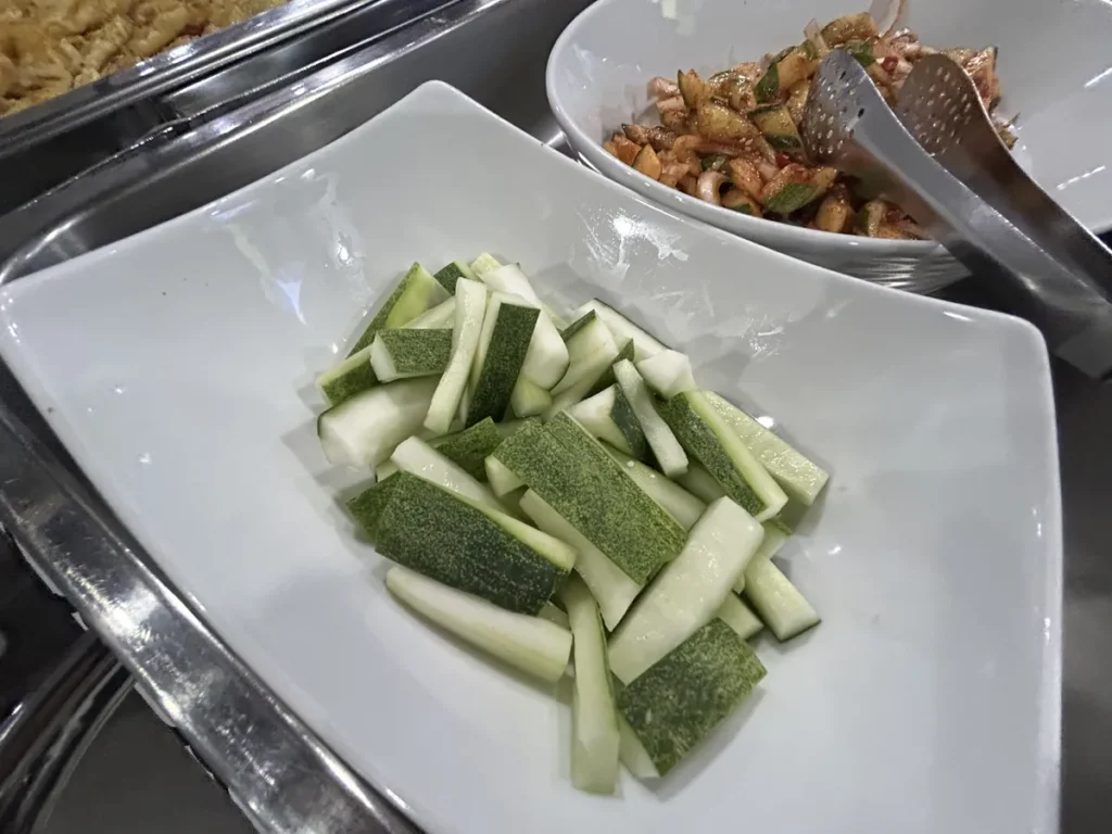필리핀 세부 BESTA어학원 식사 오이 스틱과 무침 반찬