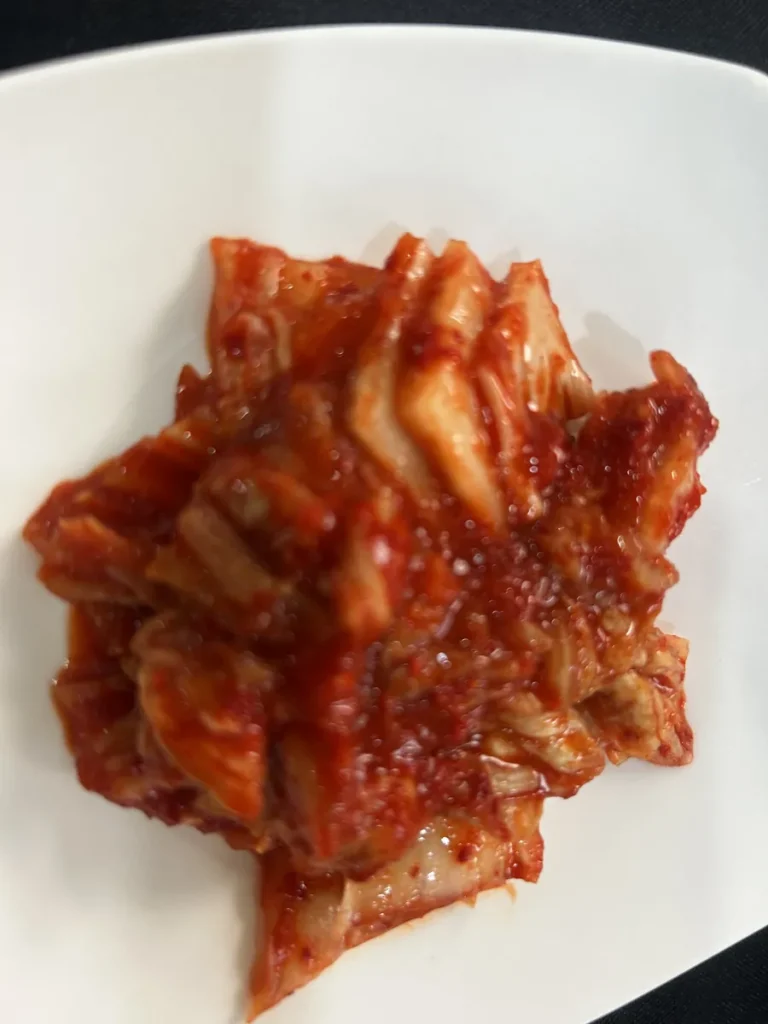 필리핀 세부 BESTA어학원 식사 접시에 담은 배추김치