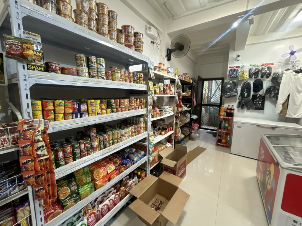 필리핀 세부 BESTA어학원 주변 편의점 통조림 식료품 선반