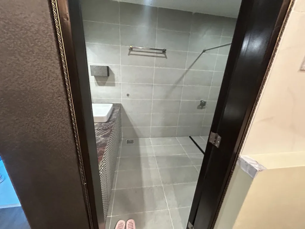 필리핀 막탄 IZAM어학원 풀억세스룸 화장실 입구