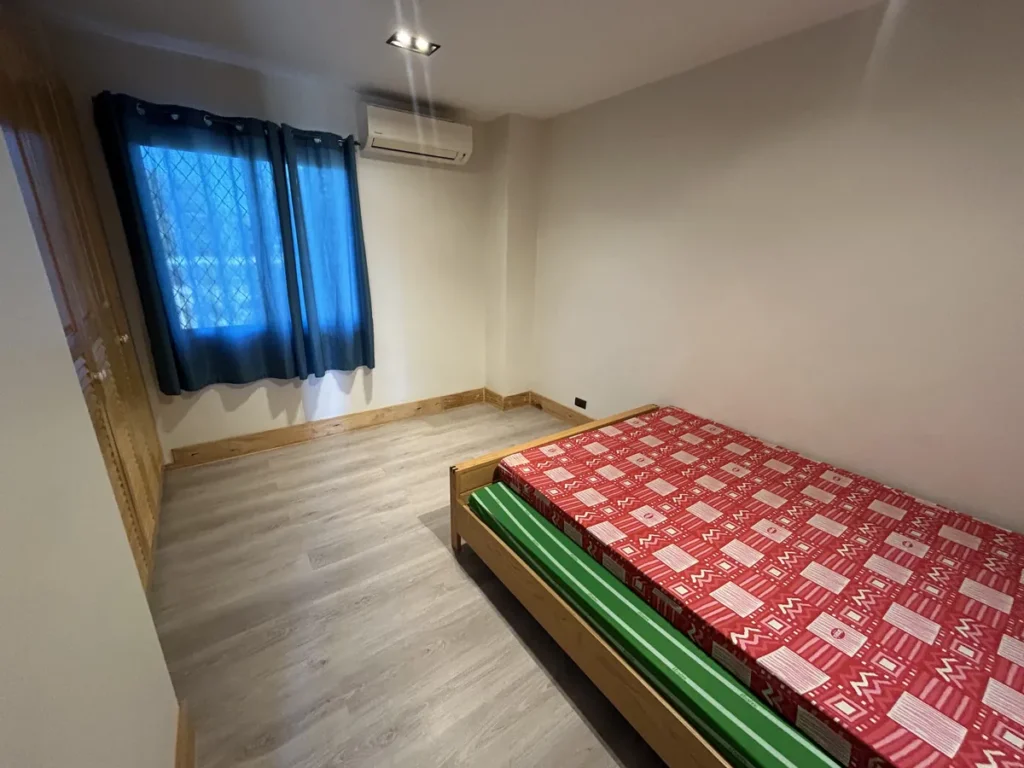 필리핀 막탄 IZAM어학원 기숙사 파란 커튼 창문과 침대가 있는 침실