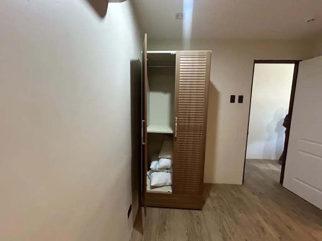 필리핀 막탄 IZAM어학원 기숙사 베개가 들어간 원목 붙박이 옷장