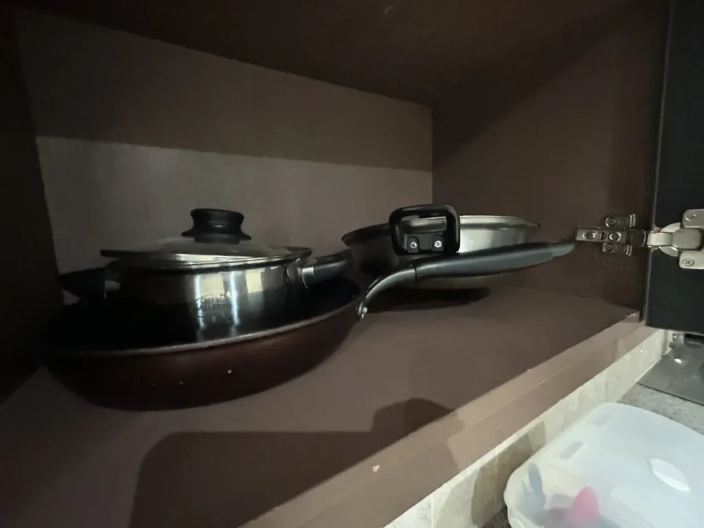 필리핀 막탄 IZAM어학원 기숙사 캐비닛에 정리된 프라이팬과 냄비