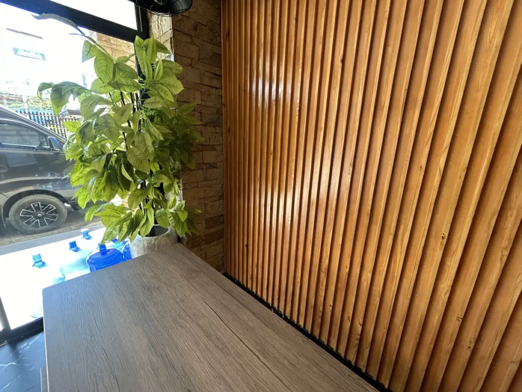필리핀 막탄 IZAM어학원 나무슬랫벽과 식물이 있는 창가 식당 좌석