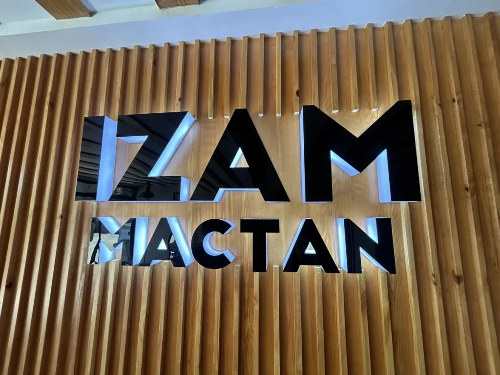 필리핀 막탄 IZAM어학원 조명이 들어온 IZAM 로고 식당 벽면