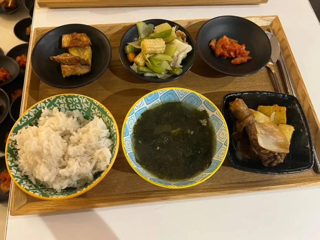 필리핀 막탄 IZAM어학원 밥과 미역국 반찬을 담은 한식 백반
