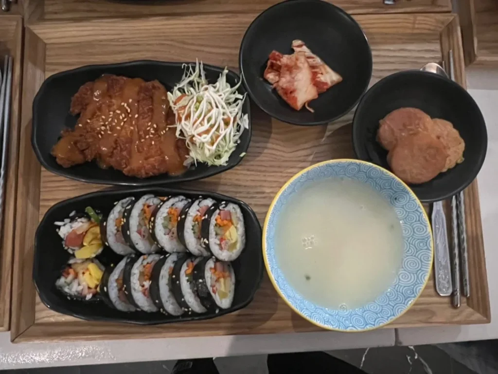 필리핀 막탄 IZAM어학원 김밥과 돈까스 국이 나온 한식 식사