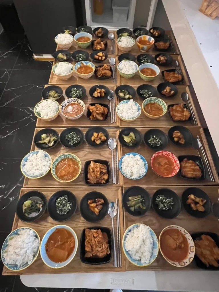 필리핀 막탄 IZAM어학원 밥 국 반찬이 배식된 식사 트레이