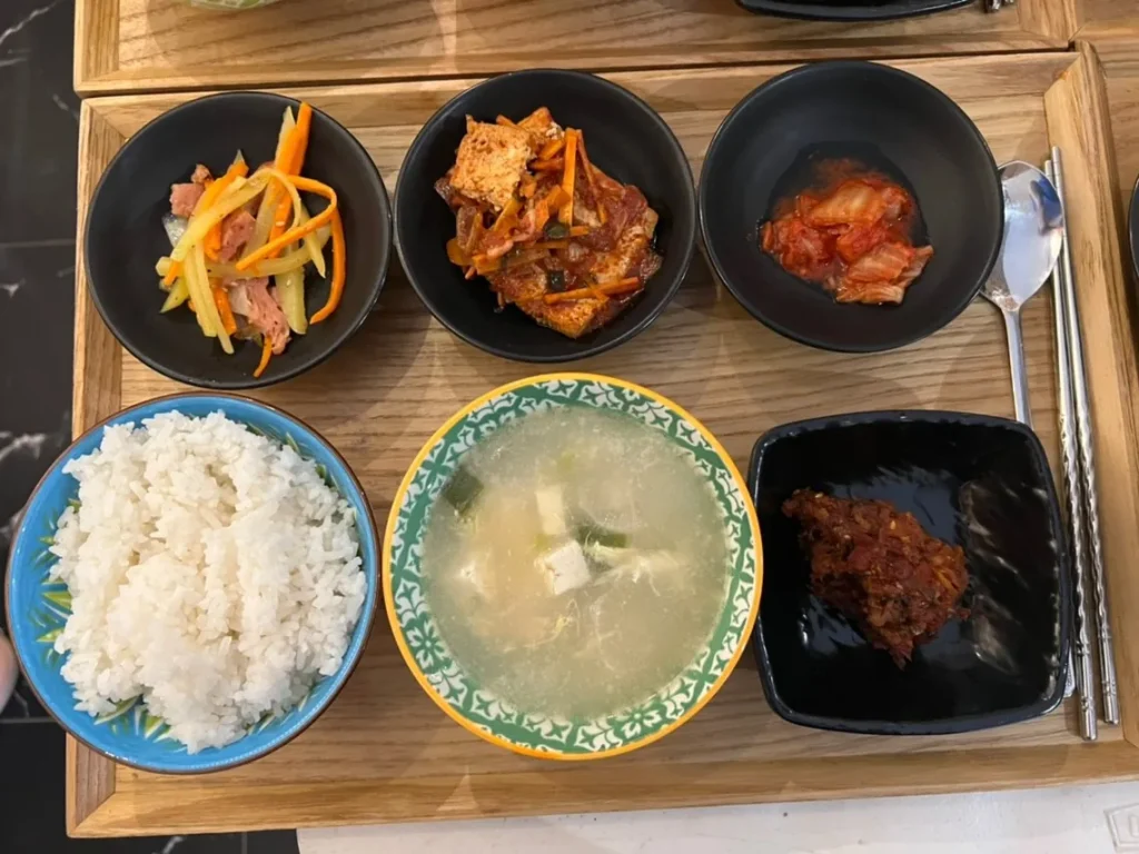 필리핀 막탄 IZAM어학원 밥 국 김치 반찬을 담은 한식 백반