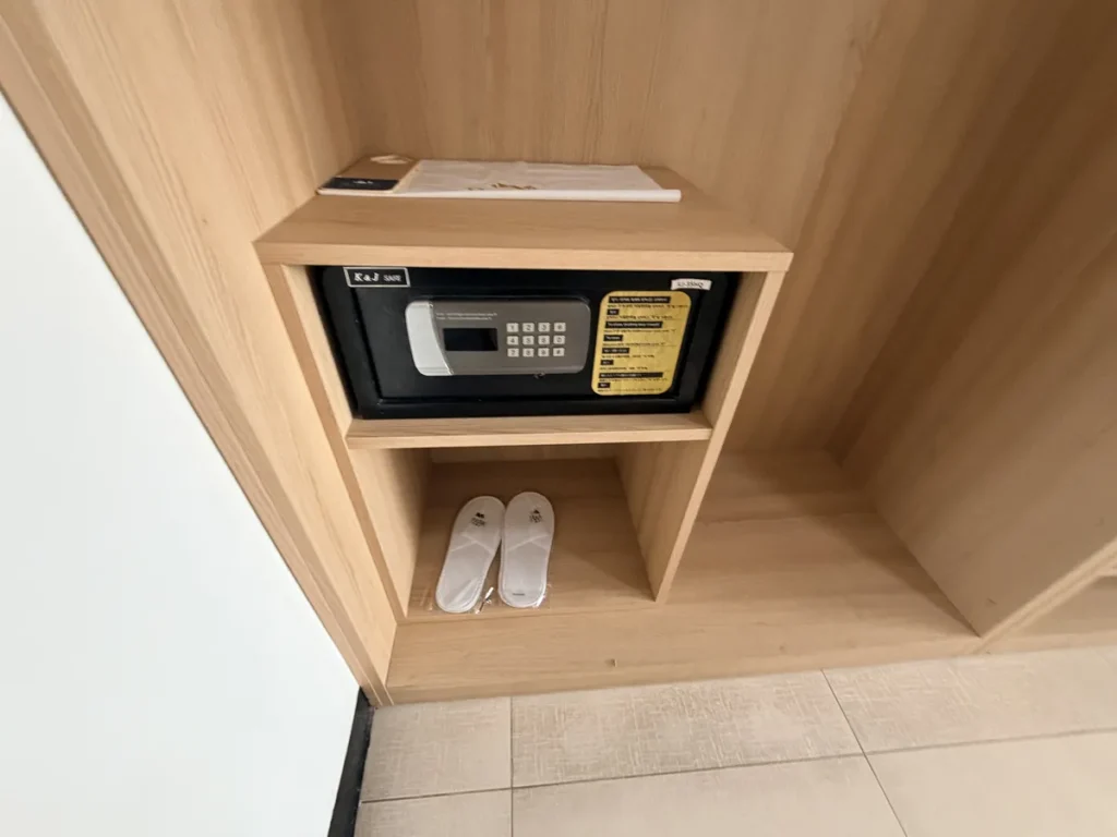 필리핀 세부 BESTA어학원 1인실 전자금고와 슬리퍼