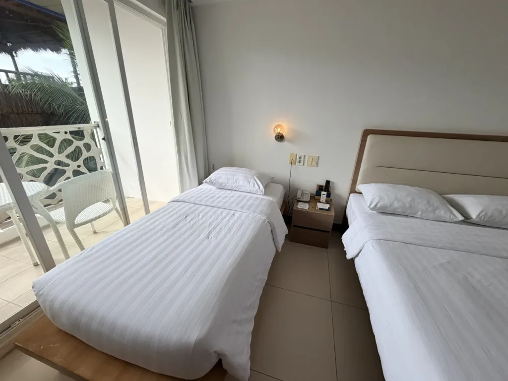 필리핀 세부 BESTA어학원 가족룸 침대와 발코니 전경