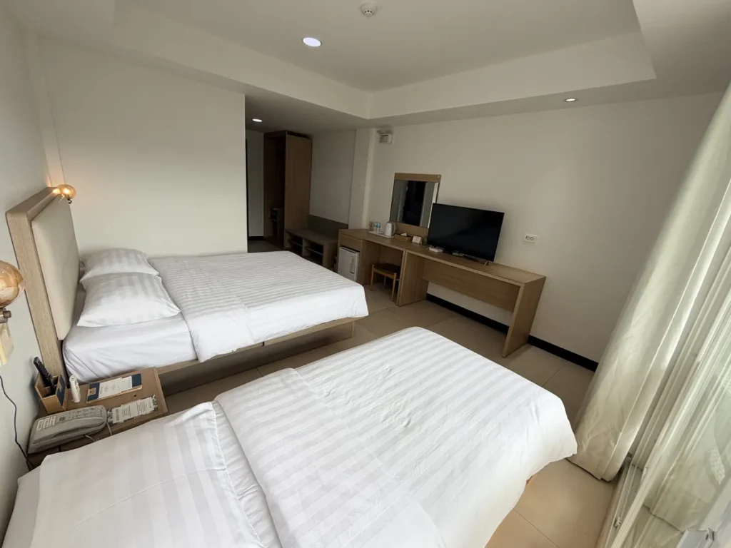 필리핀 세부 BESTA어학원 가족룸 침대와 책상