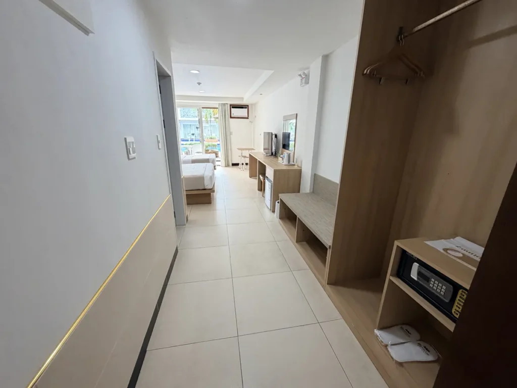 필리핀 세부 BESTA어학원 가족룸 입구 복도와 수납장