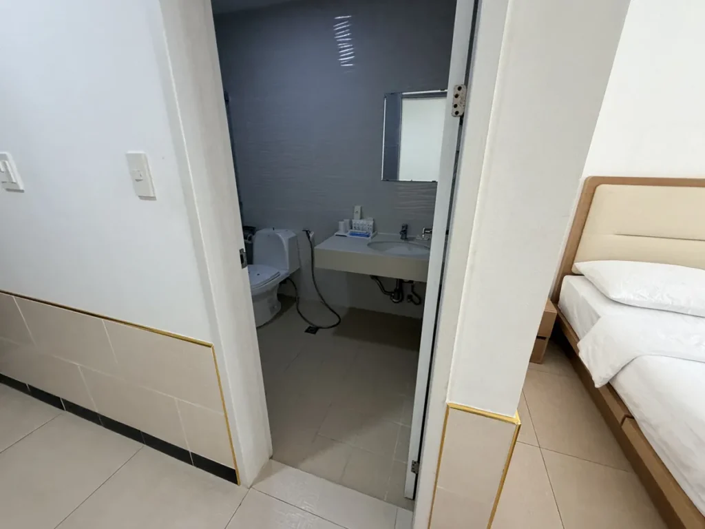 필리핀 세부 BESTA어학원 가족룸 욕실과 침대