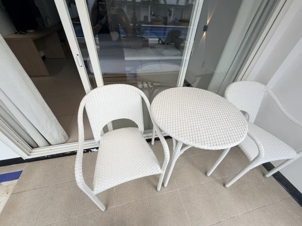 필리핀 세부 BESTA어학원 가족룸 발코니 의자와 테이블
