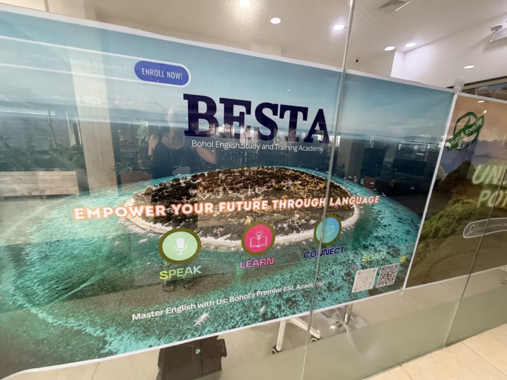 필리핀 세부 BESTA어학원 라운지 유리벽 안내 포스터