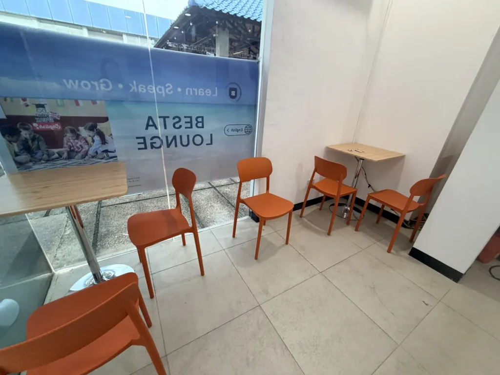 필리핀 세부 BESTA어학원 라운지 오렌지 의자