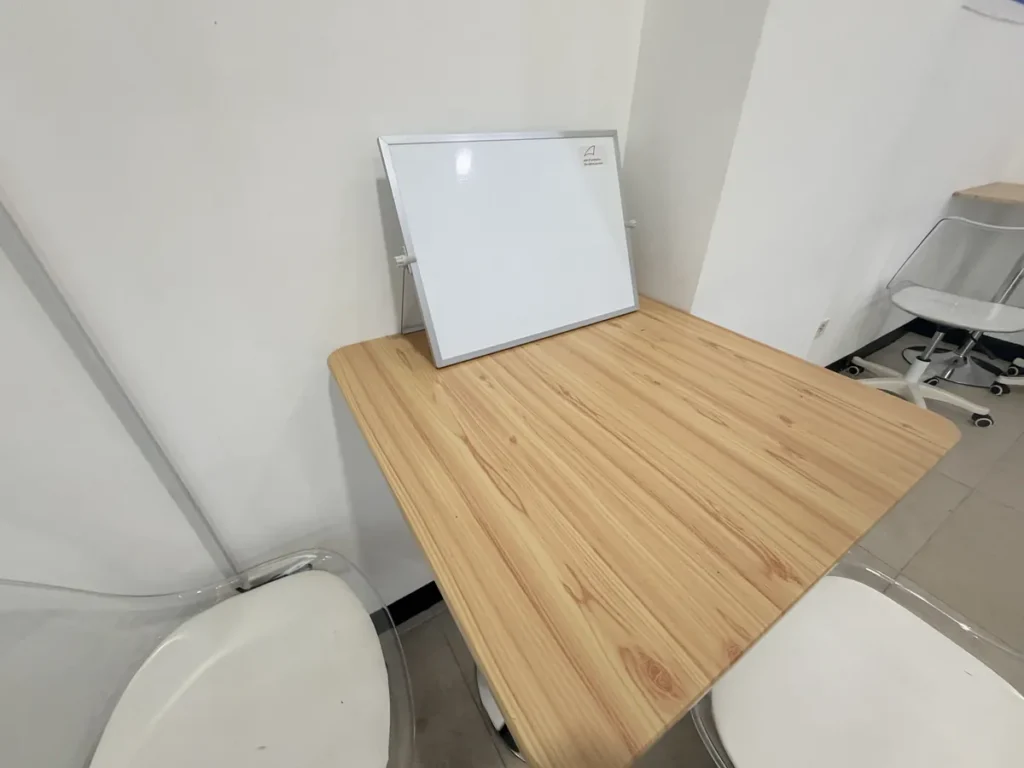 필리핀 세부 BESTA어학원 라운지 스터디 책상과 화이트보드