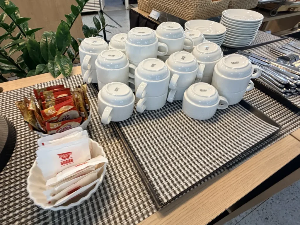 필리핀 세부 BESTA어학원 라메디 식당 커피잔 설탕 세팅