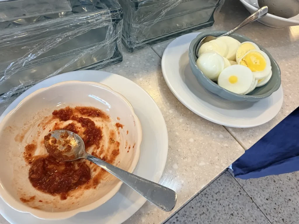 필리핀 세부 BESTA어학원 라메디 식당 삶은 계란과 소스