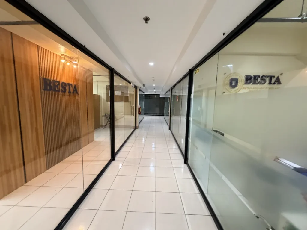필리핀 세부 BESTA어학원 본원 강의실 유리벽 복도