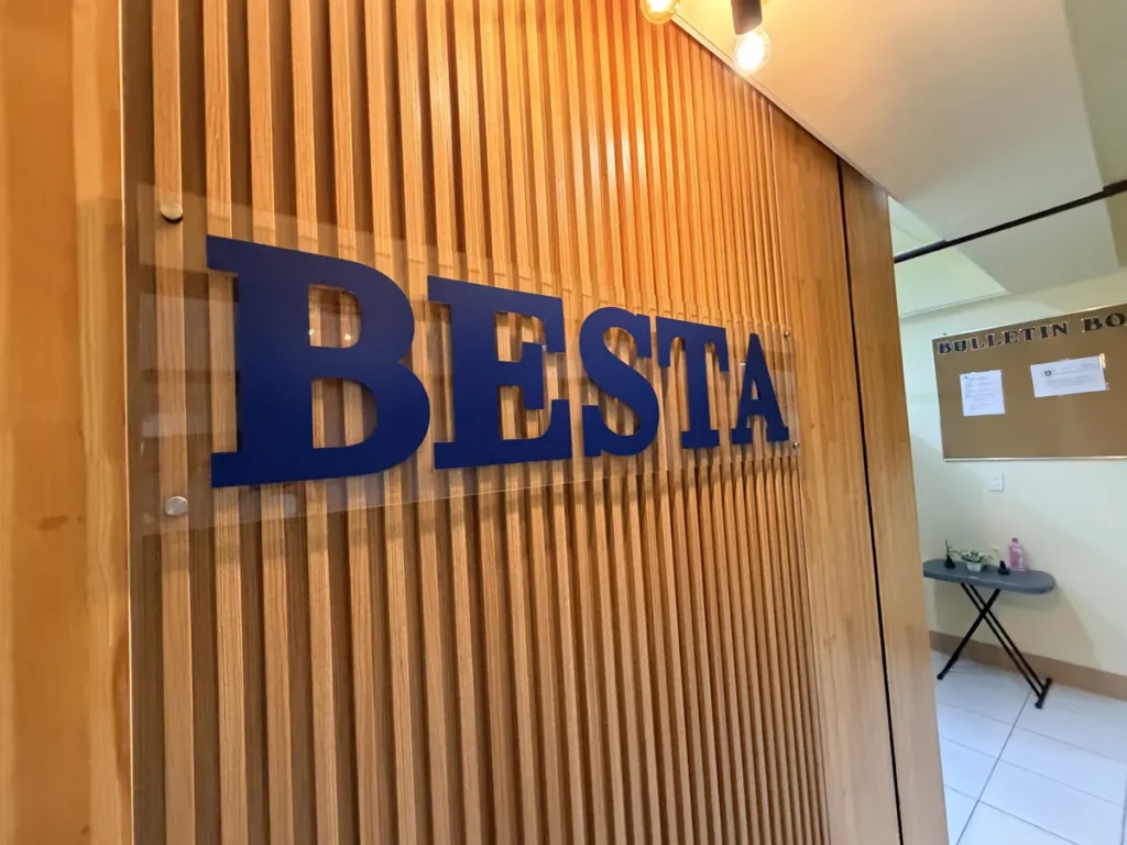 필리핀 세부 BESTA어학원 본원 BESTA 로고 벽면 복도
