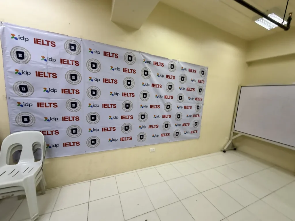 필리핀 세부 BESTA어학원 도서관 IELTS 안내 배너와 화이트보드