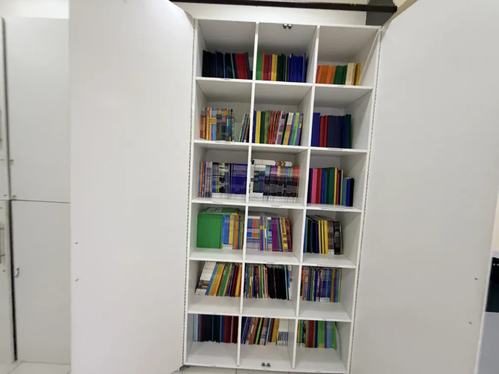 필리핀 세부 BESTA어학원 도서관 알록달록한 원서가 꽂힌 책장